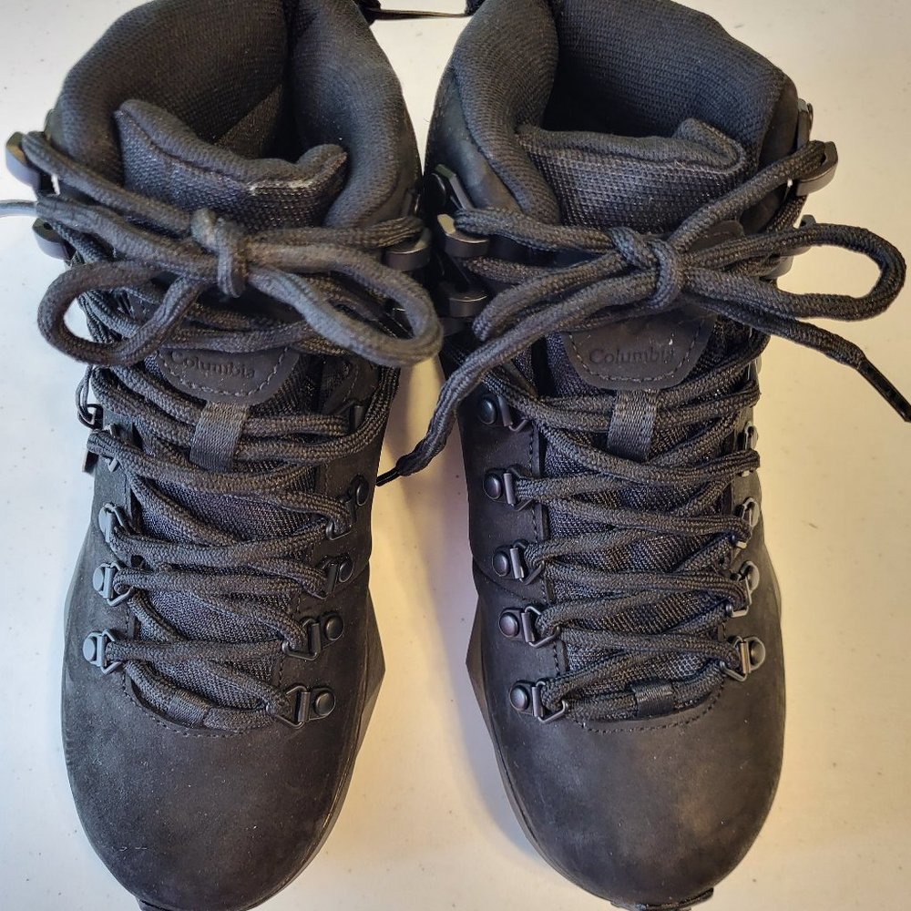 NWT: Woman's Hiking Columbia Facet™ Sierra Outdry™ Size 5, Black
